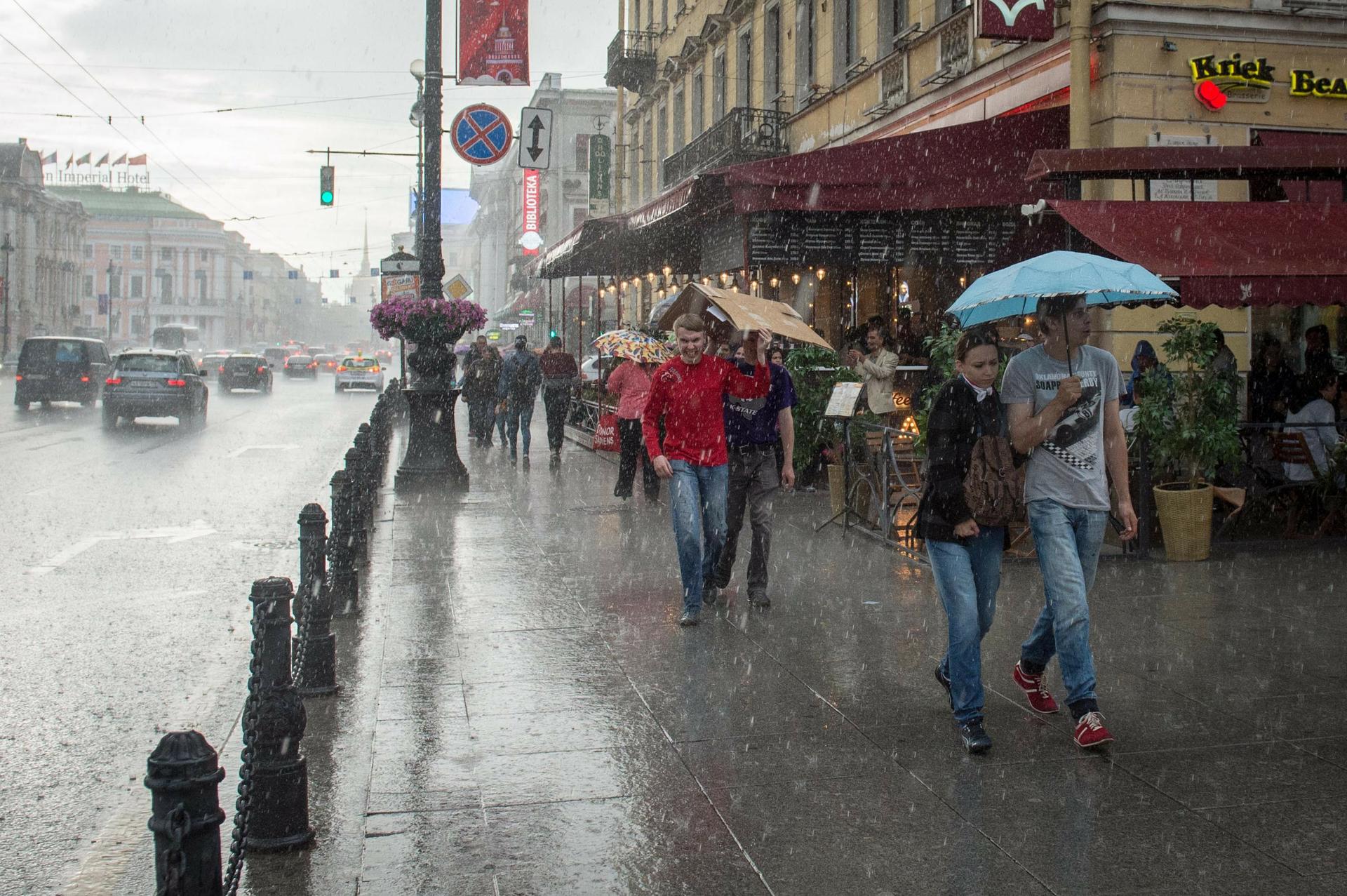 Какая погода в питере в июне. Дождь в Питере. Летний дождь в Питере. Дождь в Питере летом. Ливень в Питере.